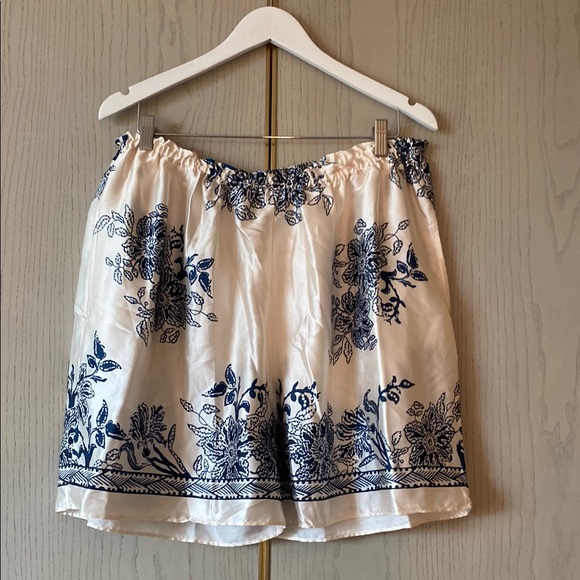 Anthropologie Pants - 🆕 Anthropologie Whimsical Cream & Navy Satin Bermuda Shorts Size L
